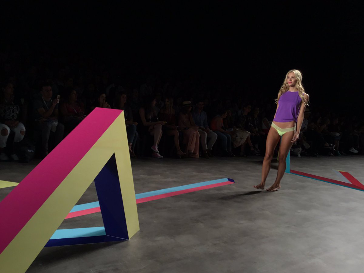 INEXMODA's tweet image. Los bloques de color y combinaciones divertidas son imprescindibles en la pasarela #Bronzini @modaexito en #SoyModa