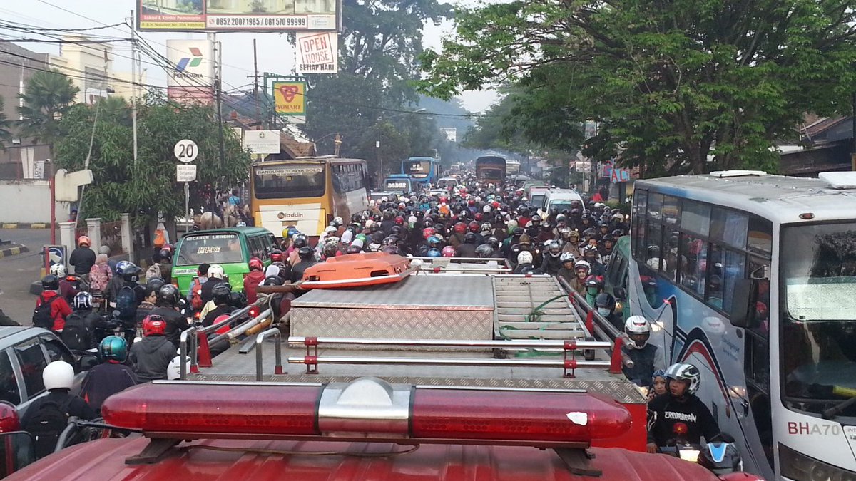 PRFMnews's tweet photo. 06.37: RT @kodent: Pada ga mau antri. Sesuai UU. Prioritaskan kndraan Pemadam. Macet Cikadut https://t.co/Ll8qQHb1Ml