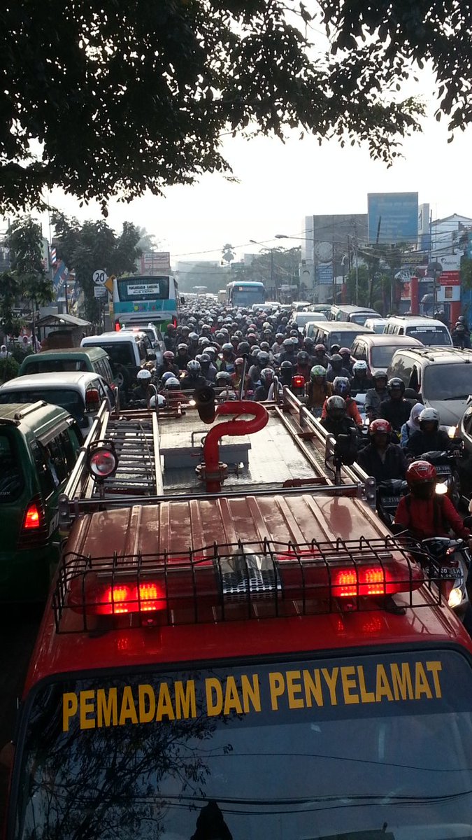 06.37: RT <a href="/kodent/">Deden Kodent</a>: Pada ga mau antri. Sesuai UU. Prioritaskan kndraan Pemadam. Macet Cikadut