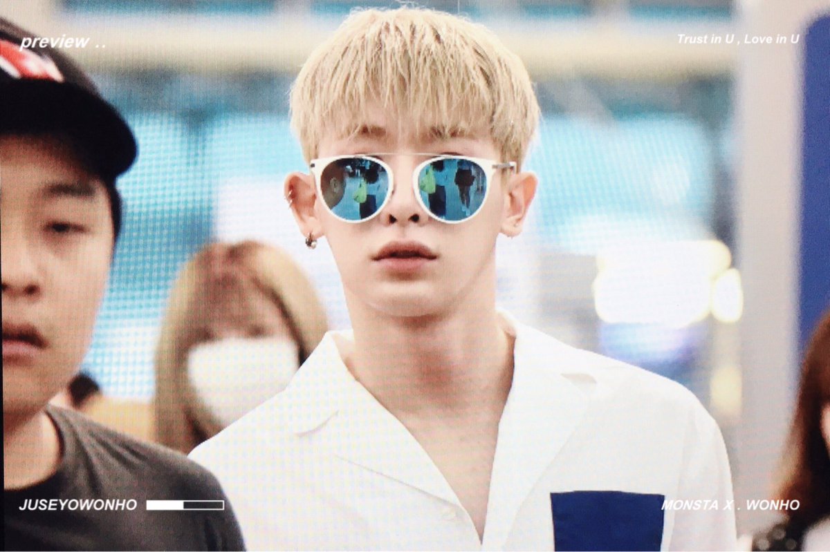 juseyowonho's tweet photo. 🐰 160729 인공출국 
#몬스타엑스 #MONSTA_X #원호 #WONHO 
#걸어 #ALL_IN #TheCLAN #더클랜 #LOST #로스트 
색안경진짜이쁜데🌸 https://t.co/W1mLkZEbUh