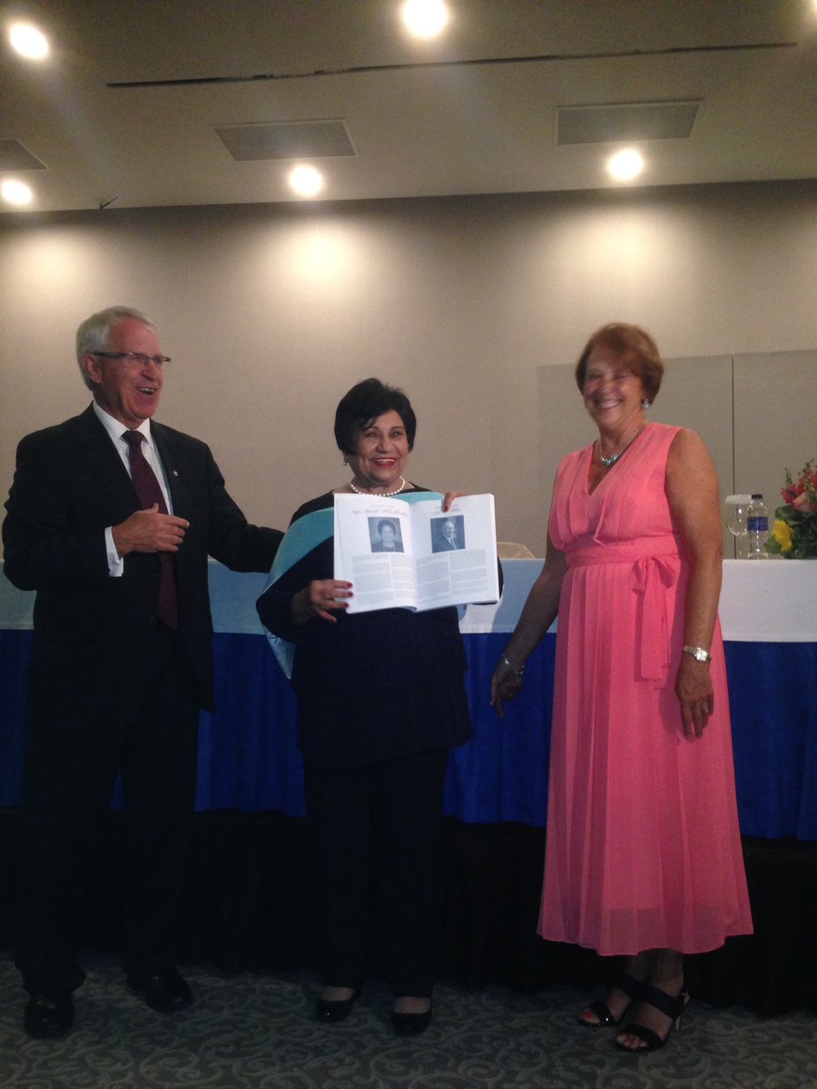 MESCYTRD's tweet photo. Momento de la entrega del Doctorado Honoris Causa en Educación, entregado a #LigiaAmadaMujerNoble por @USUAggies https://t.co/cEUsvlhySM