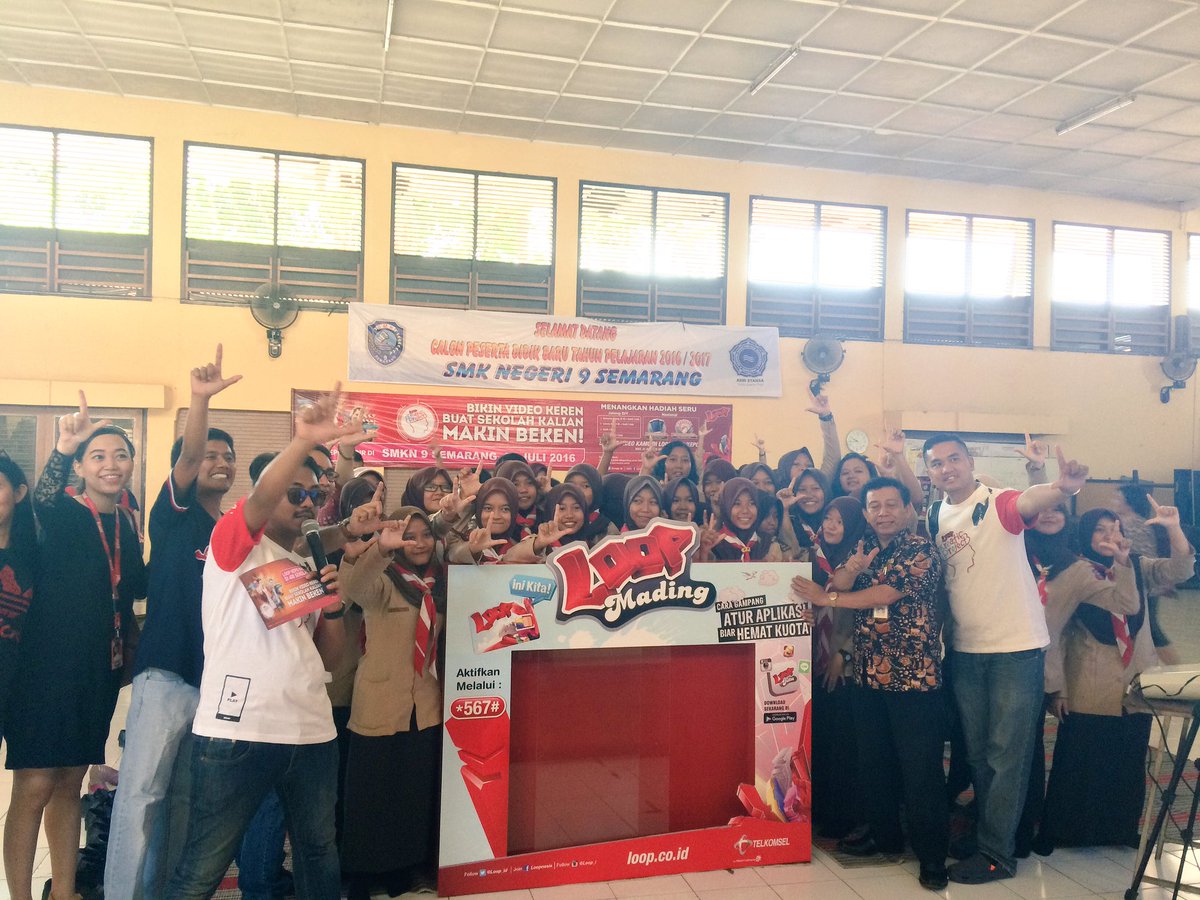TselSMG's tweet image. Penyerahan kenang-kenangan dr telkomsel berupa mading utk SMK N 9 Smg #loopcorner3 #loopID #loop #SMKN9SMG
