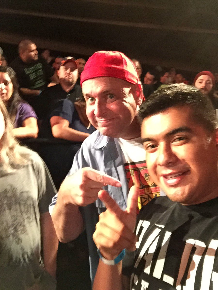juan_syt's tweet photo. With the #wwesignguy !!! https://t.co/v1yCoY01XD