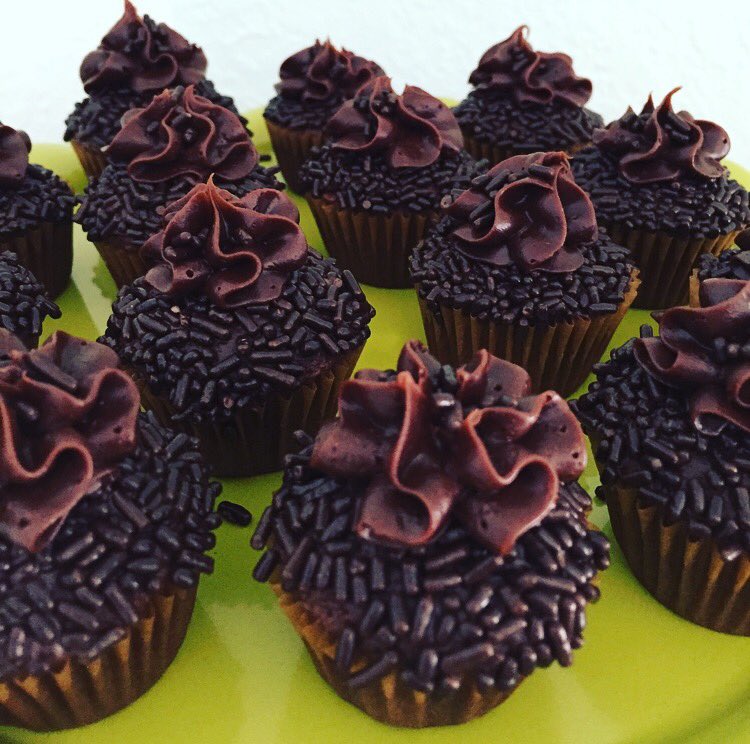 SweetTreatEvent's tweet photo. Death by Chocolate Minis, Turtle Minis, Lemon Cake Pops #cupcakes #cakepops #specialorder #SweetTreatEvents https://t.co/L9vwNPeD7F
