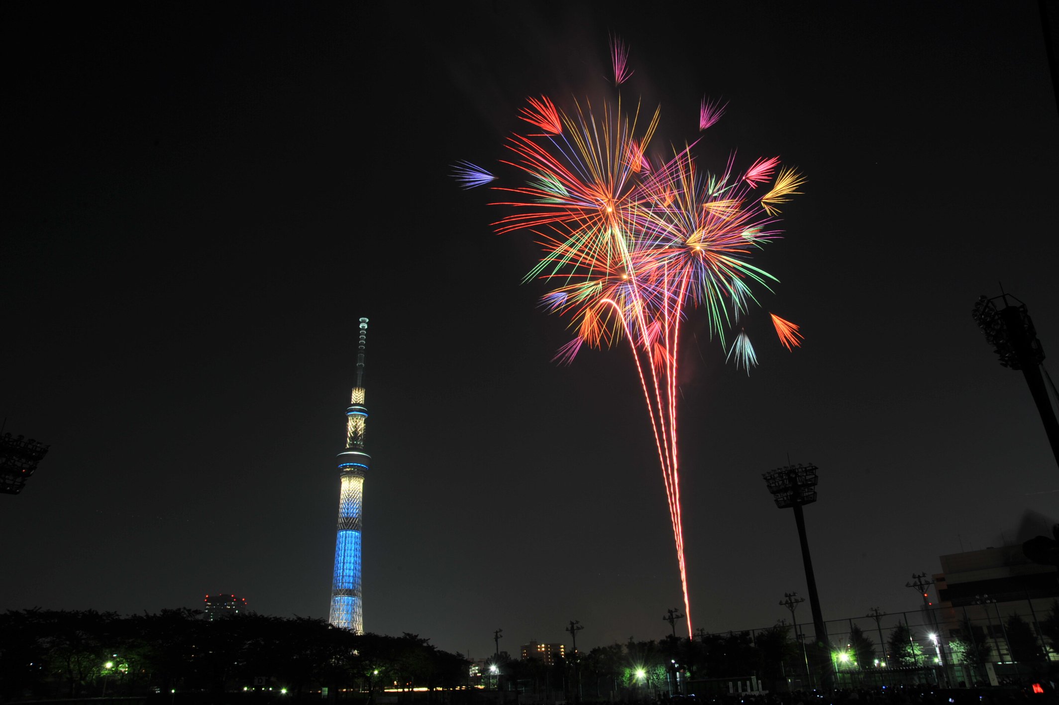 墨田区危機管理 7月30日 隅田川花火大会へｇｏ 明日は隅田川花火大会です 明日は 夜空にとても綺麗な花火が打ちあがります 明日は 上を向いて歩こう 墨田区 すみだ 隅田川花火大会 T Co Pxq8yjqeu0 Twitter