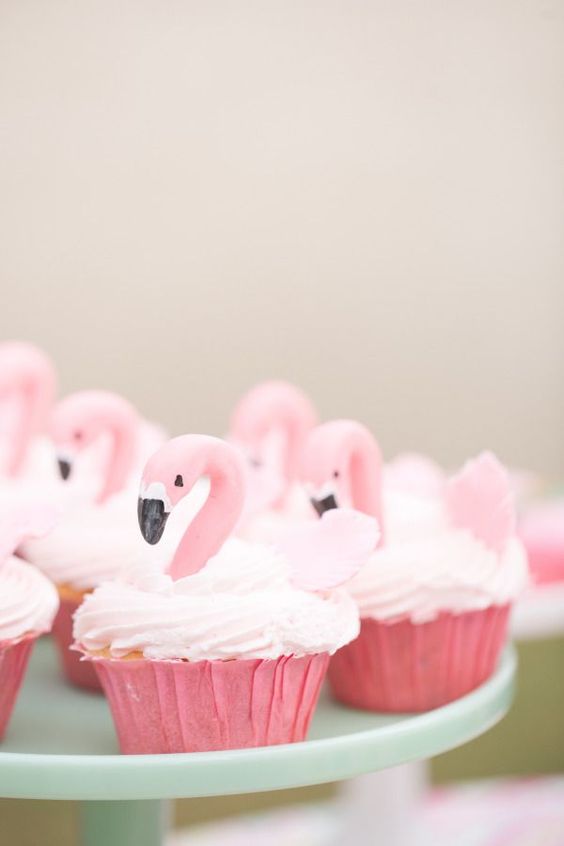 DashDifferent's tweet photo. 🍰😋 Thursday #Treat 💓 What are you snacking on today? 😋🍰 
#yummy #delicious #flamingo #desertLove #pink #cupcakes #DD https://t.co/rUgnf9YCK3