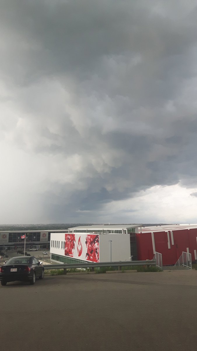 Megzw30's tweet photo. Strong winds and rain beginning in Canada Olympic Park https://t.co/1kliUYHYKH