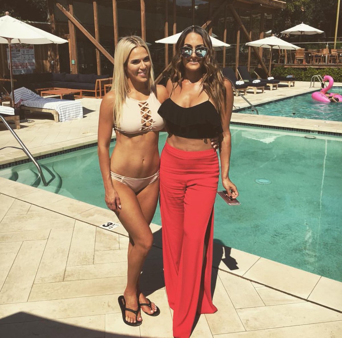 NikkiAndBrie's tweet image. Malibu Fun 💋🍾🌊 #lanaandrusevsweddingweekend