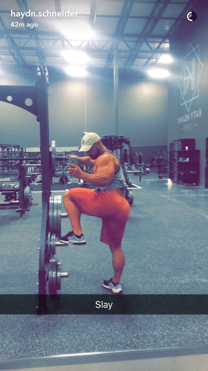 Megpiee's tweet photo. If this isnt inspiration to kill leg day idk what is😂💪🏽🍑 @HaydnSchneider you've trained him well @katyhearnFit #w1d4 https://t.co/sc0P4IZNL3