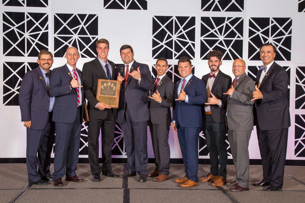 KappaSigmaHI's tweet photo. Our Chapter Brothers, DGM, and the SEC throwin' the Shaka after winning the FACE award! #KSLC16 @KappaSigmaHQ https://t.co/EJqmda28Oj