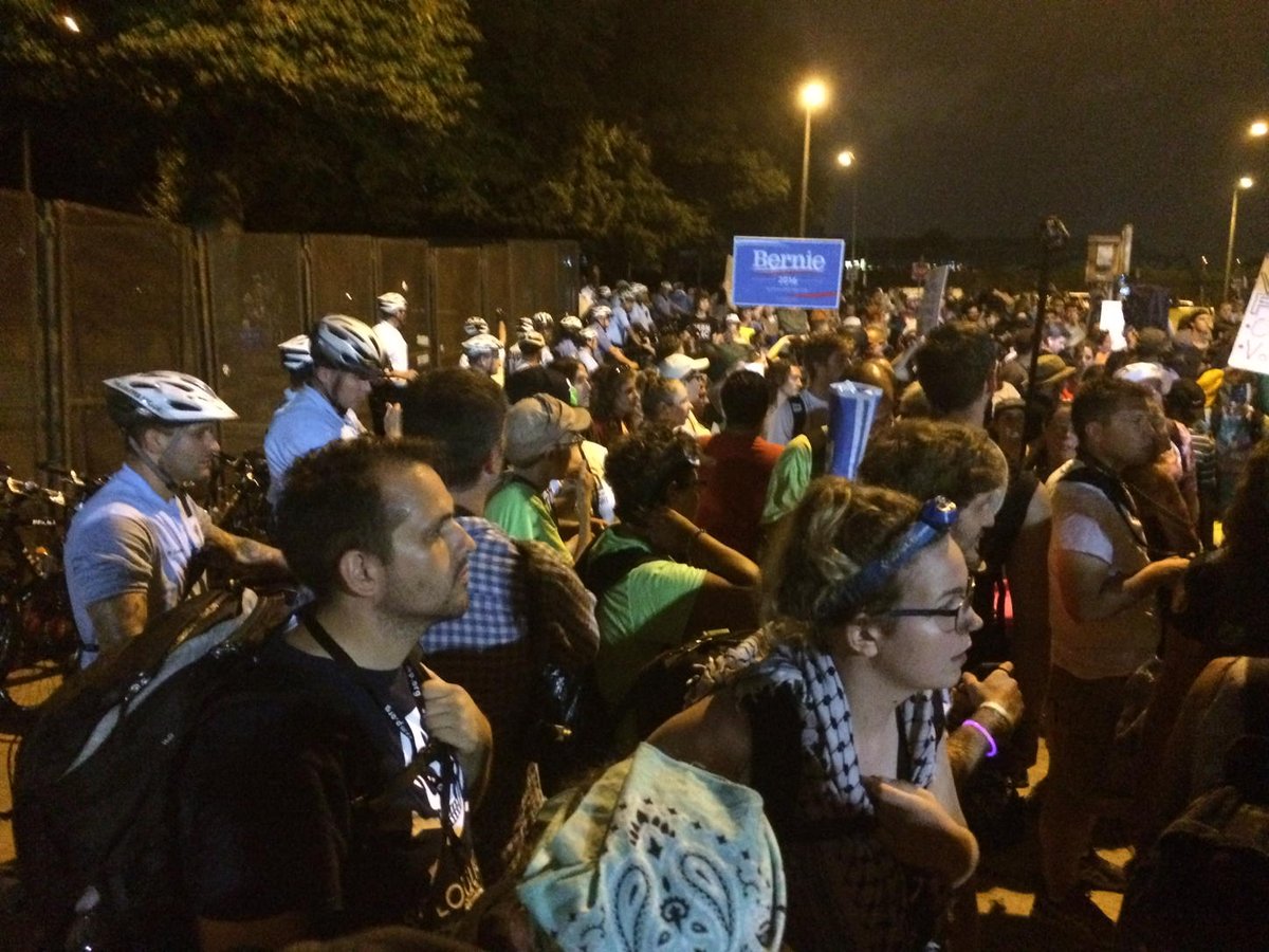 Alba_at_work's tweet photo. Tension mounts outside #DemConvention as protesters get close to police line protecting perimeter #OccupyDNC @Ruptly https://t.co/LaAbyAG60I
