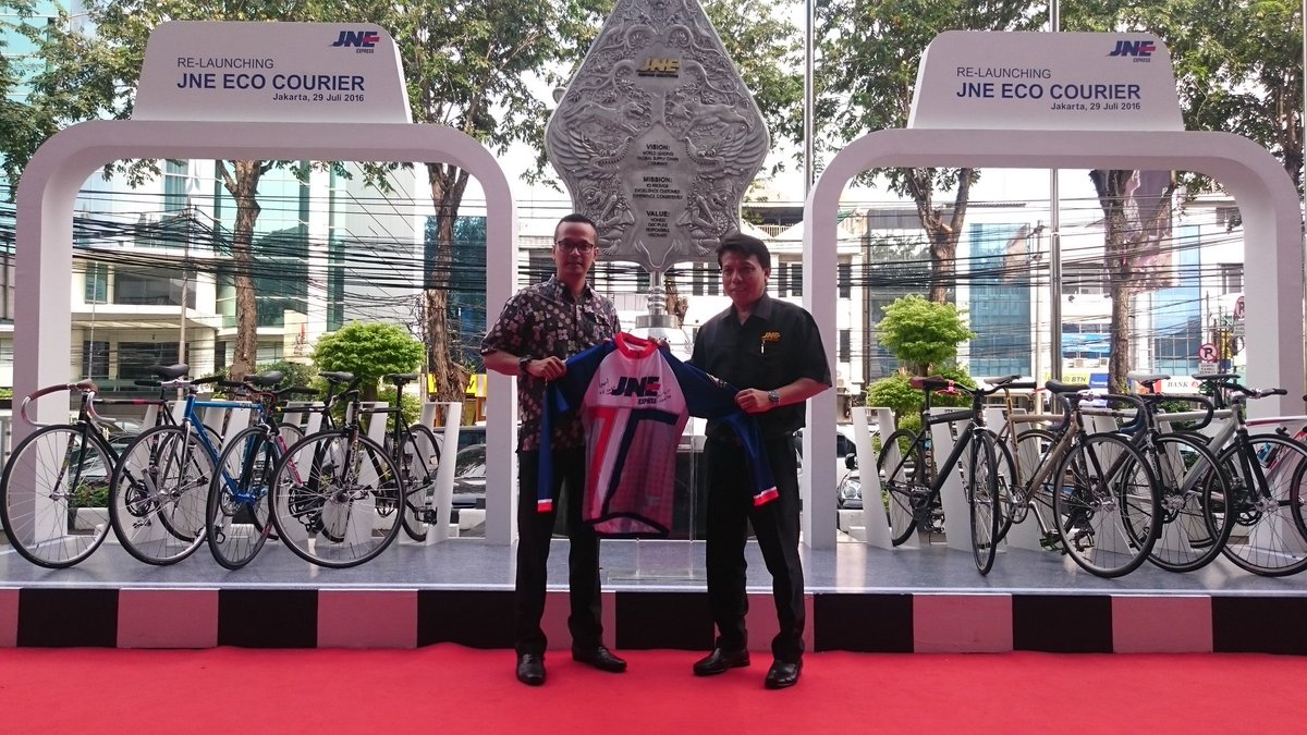 JNE_ID's tweet photo. Tanda tangan simbolis oleh Bp. Edi Santoso dan Bp. Hendi Rakhmat @WMSwestbike #JNEWMS https://t.co/vYuPMWxoPv