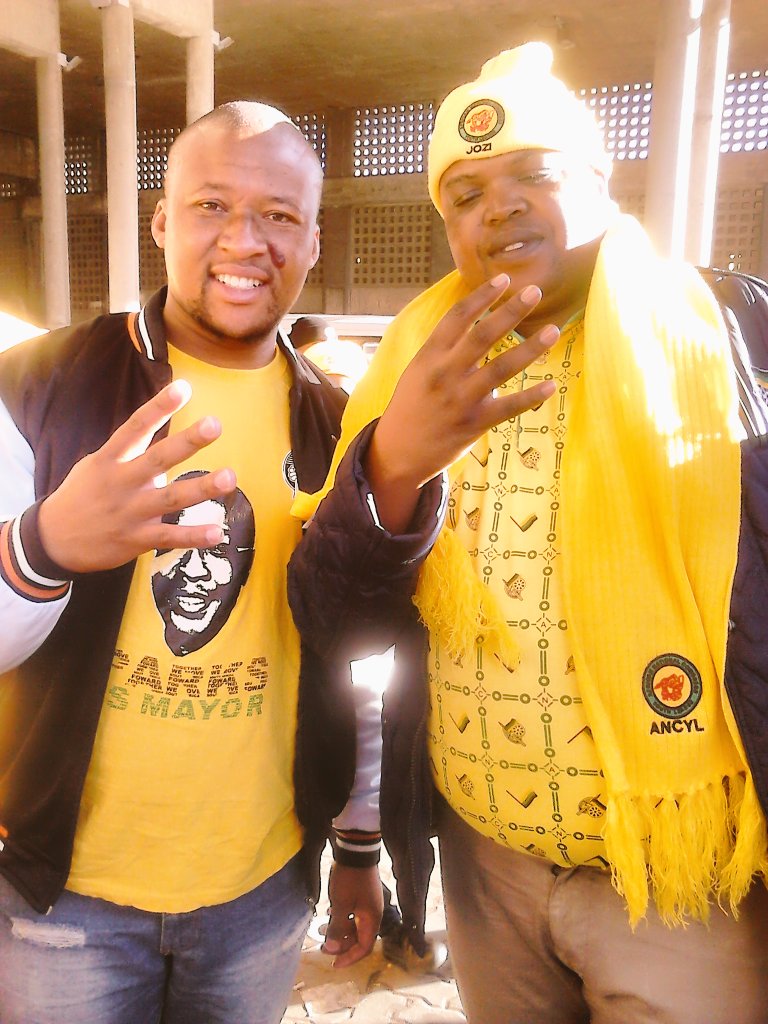 MajavuThabiso's tweet photo. Sikulento ye 40% with the President of ANCYL.. #ANCBlitz at Bara taxi rank. #Asinavalo #VoteANC #Siyanqoba #ANC https://t.co/Sq2GG4Qqt0