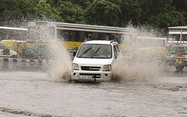 IndiaToday's tweet photo. #AutoAdvisory: Follow these simple rules to drive safely this #monsoon
https://t.co/jrpEtn8Z2X https://t.co/C7i1sNmvP5