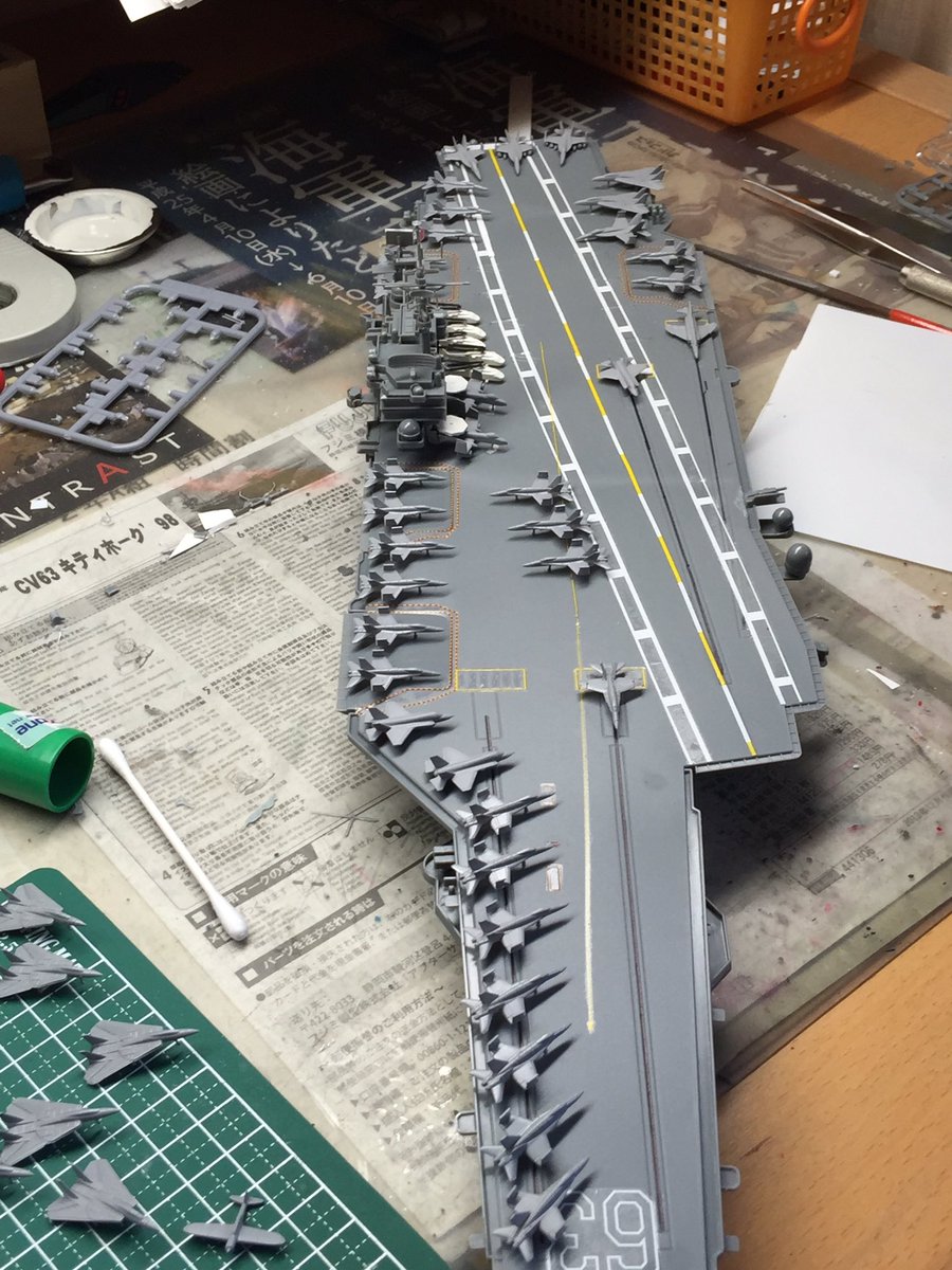 Su Gi Sigu スギ 艦船模型 キティホーク 空母 フジミ模型 完成 かな艦載機のデカール貼りが絶望過ぎてしていません 許して 艦載機の配置は画像を見てやりました