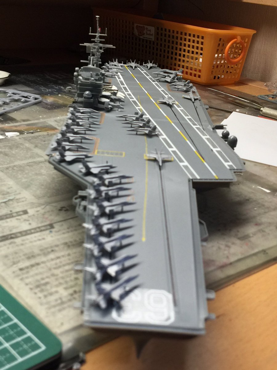 Su Gi Sigu スギ A Twitteren 艦船模型 キティホーク 空母 フジミ模型 完成 かな艦載機のデカール貼りが絶望過ぎてしていません 許して 艦載機の配置は画像を見てやりました