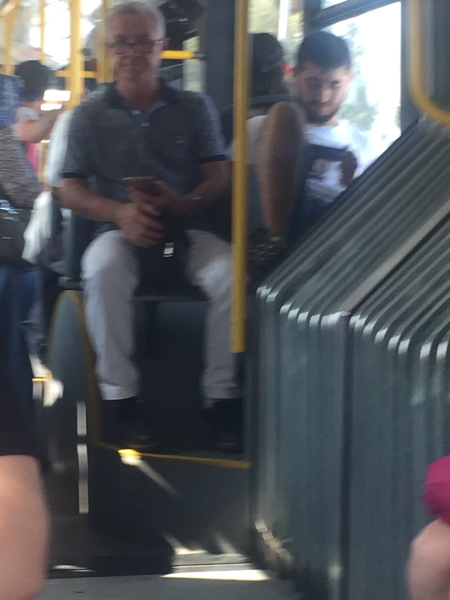 Gevşek Türk Genci..!
Toplu taşımada yanına yaşlı veya genç eğer biri oturuyorsa biraz derlenir toplanırsın..