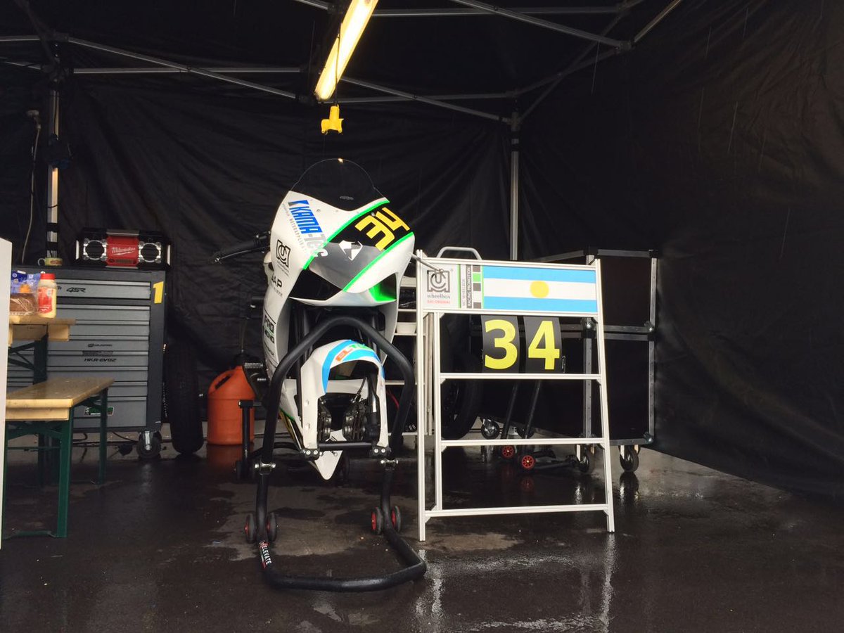 Corazondef1's tweet photo. #SupermonoEuro Cup #Schleizer Finalizo la FP1 @Eze_Iturrioz34 con lluvia fue 3ero solo se giro 15'
FP2: 9.00h https://t.co/0EzCnN3JcS
