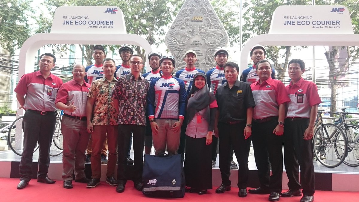 JNE_ID's tweet photo. Pemakaian kostum secara simbolis dari Bp. Edi Santoso dan foto bersama dengan teman-teman @WMSwestbike #JNEWMS https://t.co/WqY8z1PepT