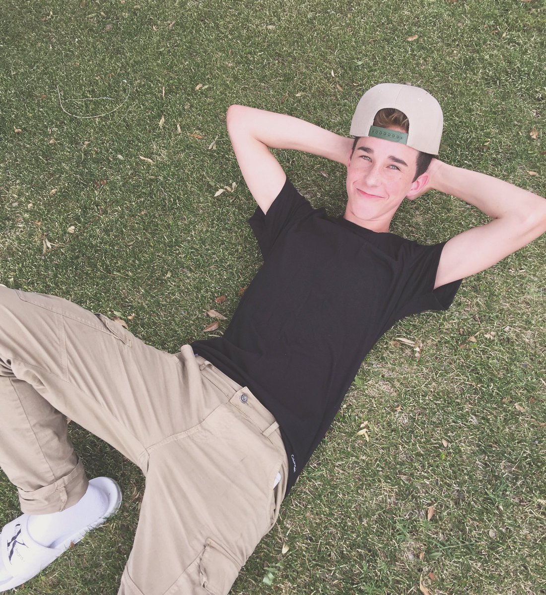HunterRowland's tweet photo. RETWEET FOR A FOLLOW! 😊GO NOW! 😋❤️ https://t.co/mkXiu2zAeE