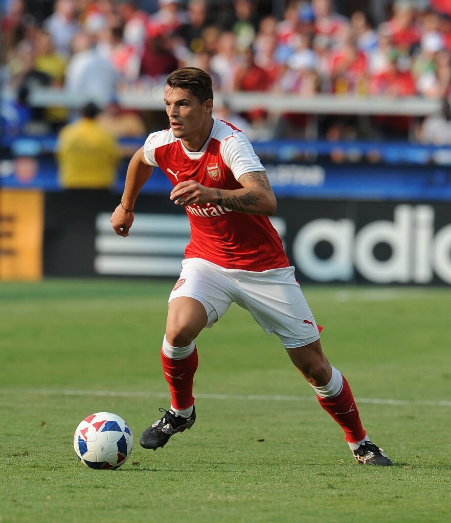 ID_ARSENAL's tweet photo. Granit Xhaka &amp; @RobHolding95 bermain pertama kalinya utk Arsenal. Bagaimana penampilan mereka, Gooners? #ArsenalUSA https://t.co/ktrce0axJg