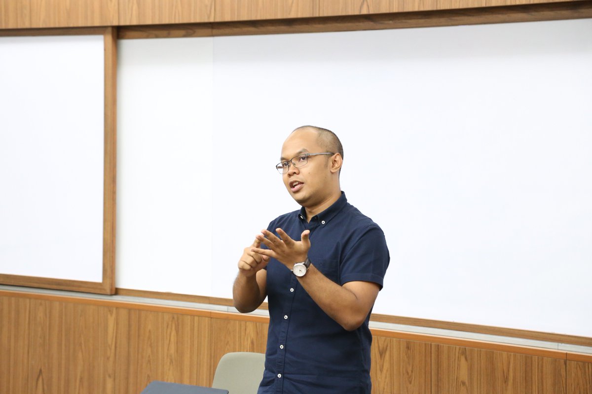 BizcampPMBS's tweet photo. [MOMEN - 260616] #BIZCAMP2016 mendapatkan 'insight' dari Pak Edo Wikar (Founder of Buibu &amp; The Republic of Burger) https://t.co/LCaNmAVSSu