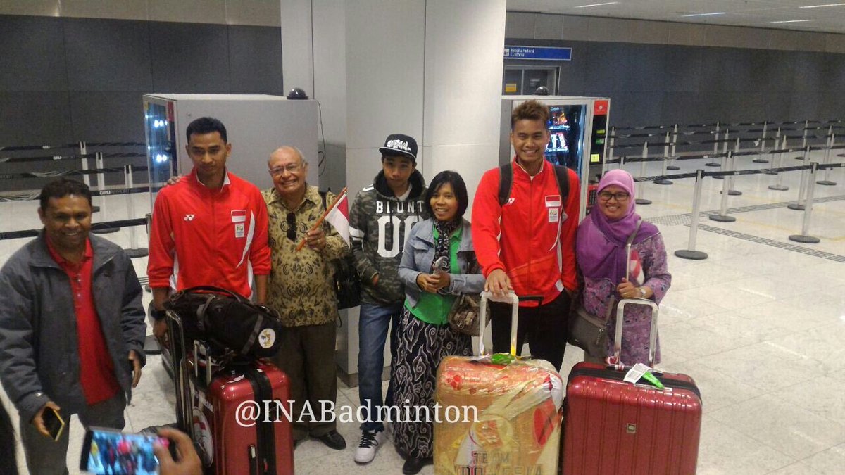 INABadminton's tweet photo. Tommy dan Tontowi bersama warga Indonesia di bandara #OlimpiadeRio2016 #IndonesiaJuara #IndonesiaBisaEmas https://t.co/ogulAj3auI
