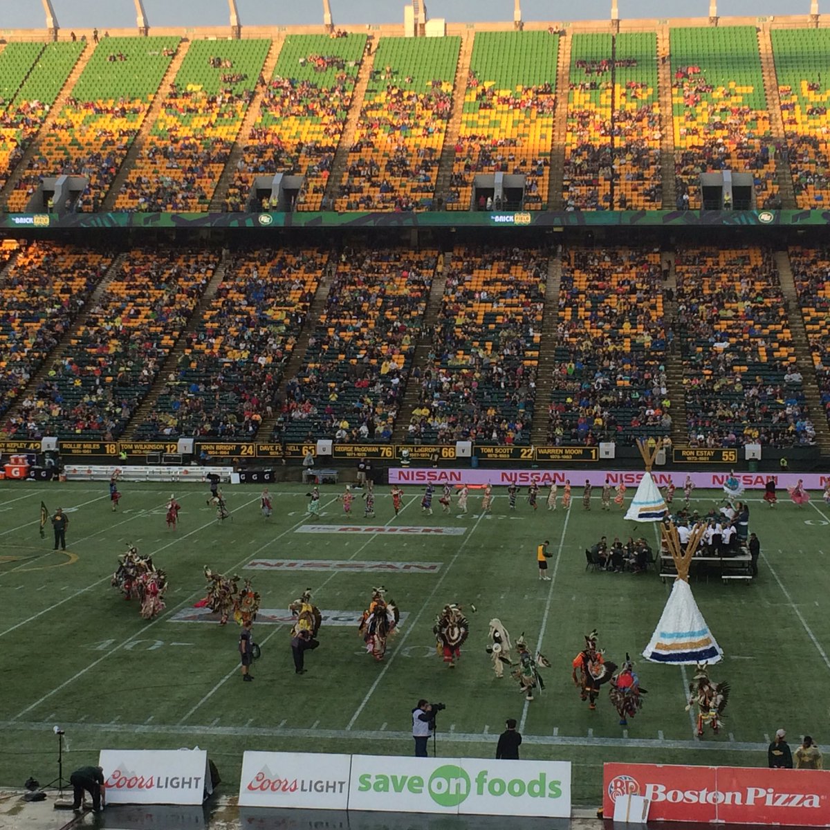 lauriedoneen's tweet image. Best part of the @EdmontonEsks game so far #Halftime #IndigenousDancers