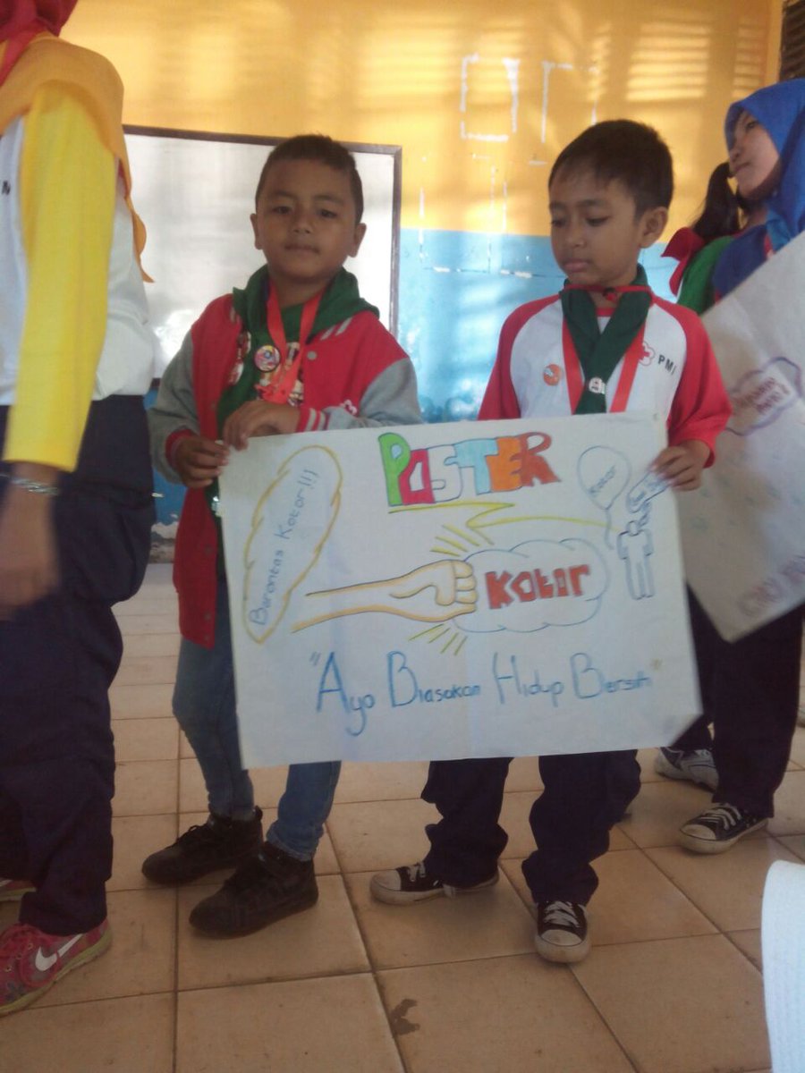 Adik2 yg imut ini akan mensosialisasikan hidup bersih &amp; sehat dgn media KIE yg mereka buat. Hebat! #JumbaraPMR2016