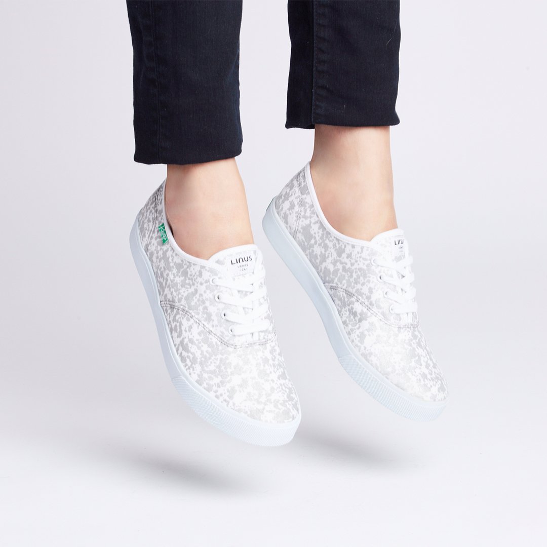 linusbike's tweet photo. Linus X @keepcompany to keep cyclists stay safe &amp; stylish. Reflective low tops @ https://t.co/qsGT8R5dds #keepxlinus https://t.co/6zaF4WEVkN