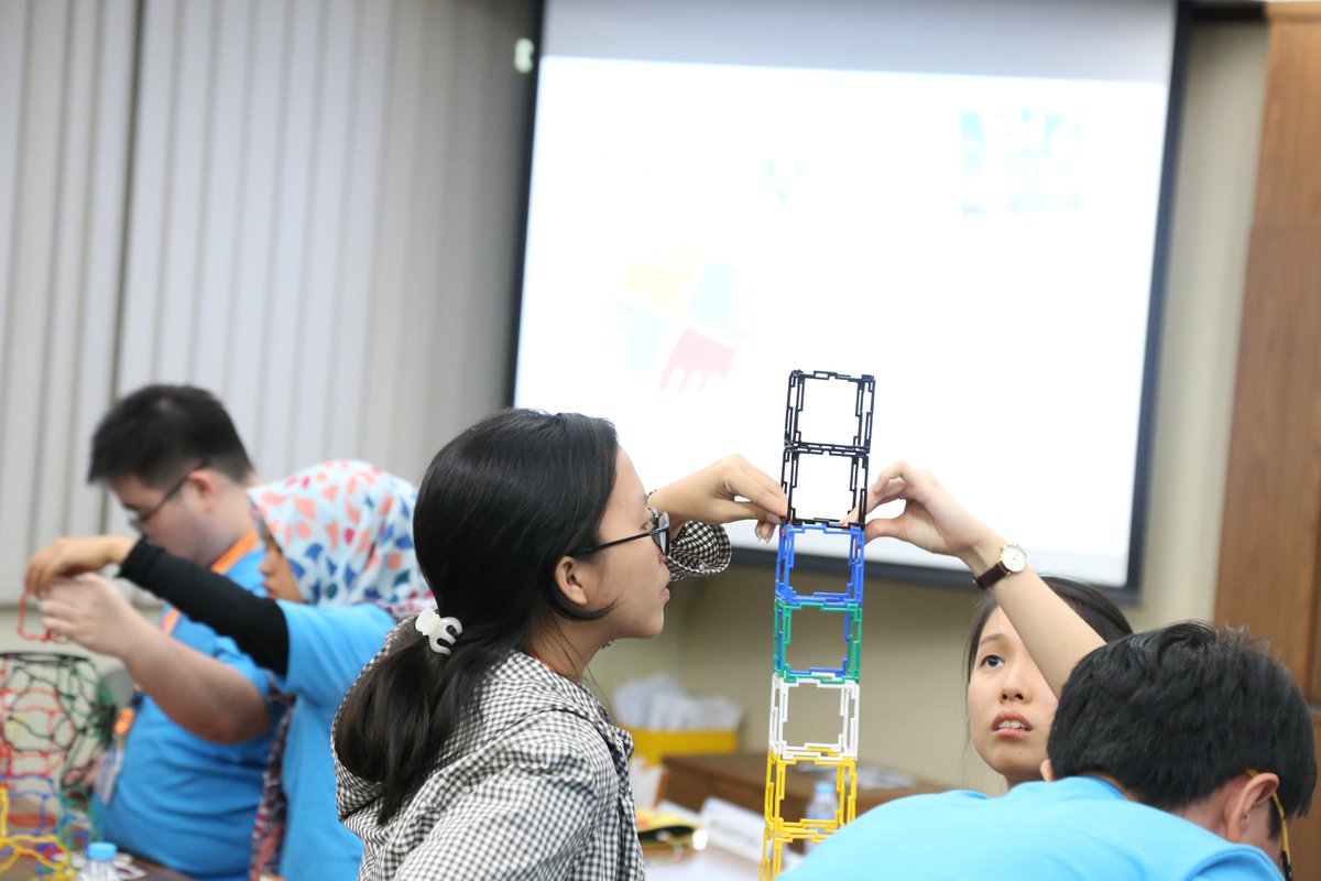 BizcampPMBS's tweet photo. [MOMEN - 280616] #BIZCAMP2016 mendapatkan 'team building games' dari Ibu Mawar Sheila (Consultant of @eliprasmul) https://t.co/ctDKY6PYVR