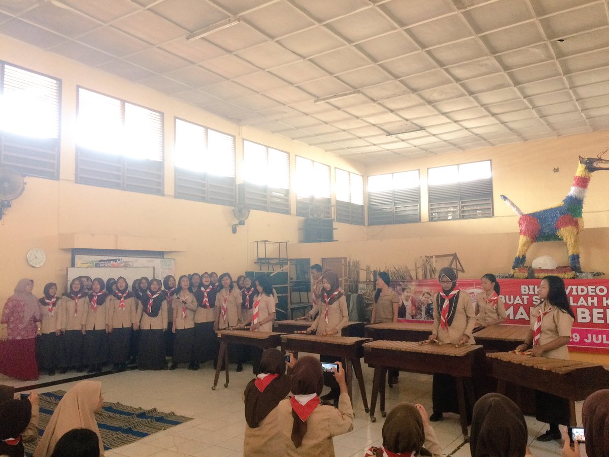 TselSMG's tweet image. Hiburan dr temen-temen SMK N 9 Semarang nih ada yang nyanyi dan main kulintang #loopcorner3 #loopID #loop #SMKN9SMG