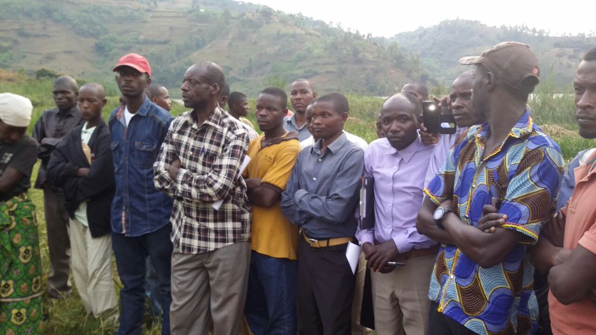 Kanyamupira's tweet photo. Yesterday pm:Min @nsanganira n Gishyita @DistrictKarongi.Urged farmers 2embrace #SmallScaleIrrigation 4mo production https://t.co/RRGsay5FuX