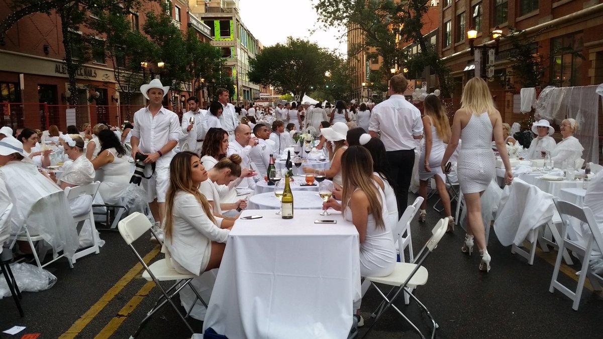 Adrienne_Pan's tweet image. Had a lovely time, minus the rain, and the horrid disorganization. #dinerEnBlancedm #busfail
