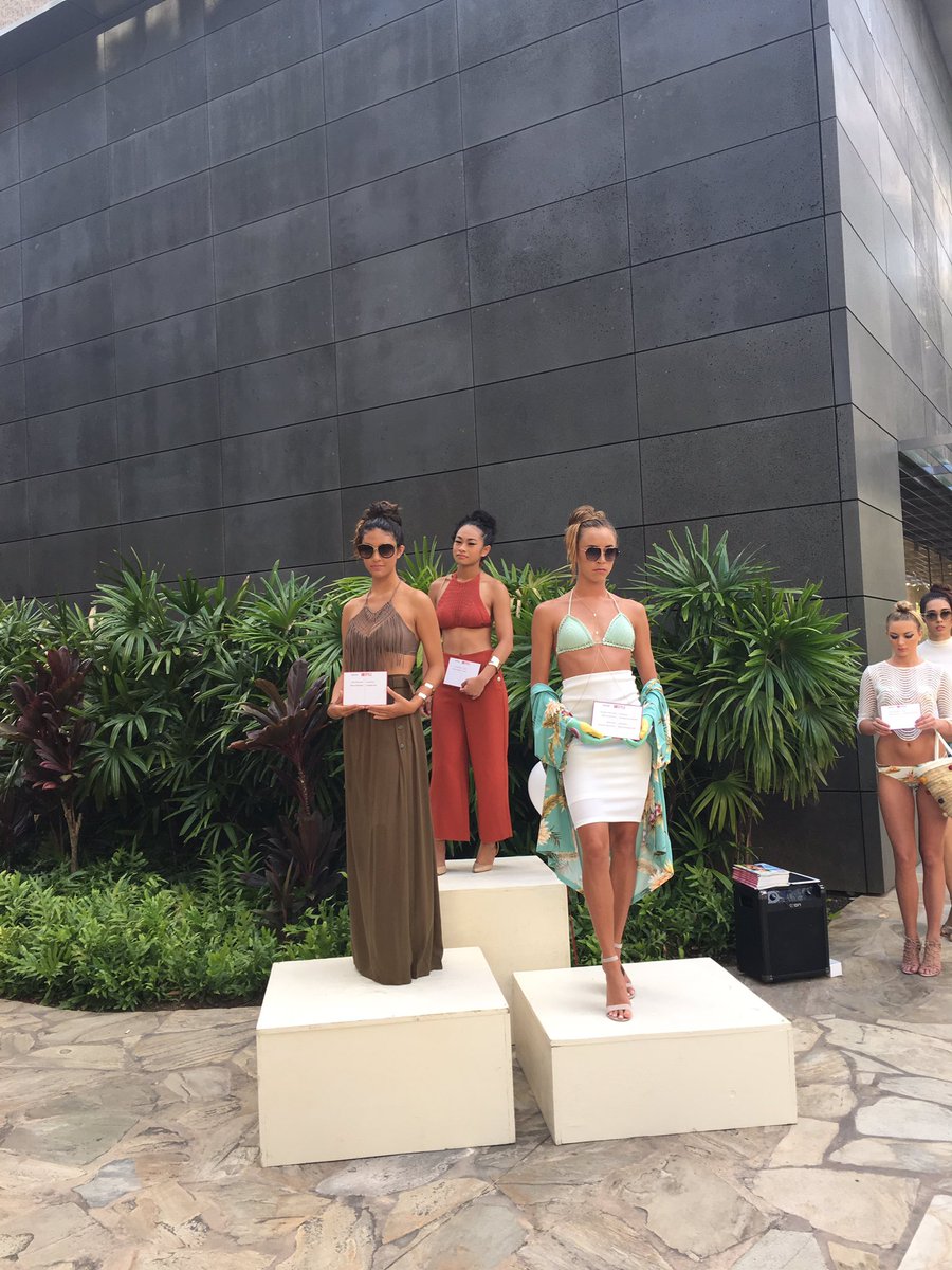 RoyalHwnCtr's tweet photo. Fabulous summer fashions brought to you by #RSummer https://t.co/axemJWmNM1