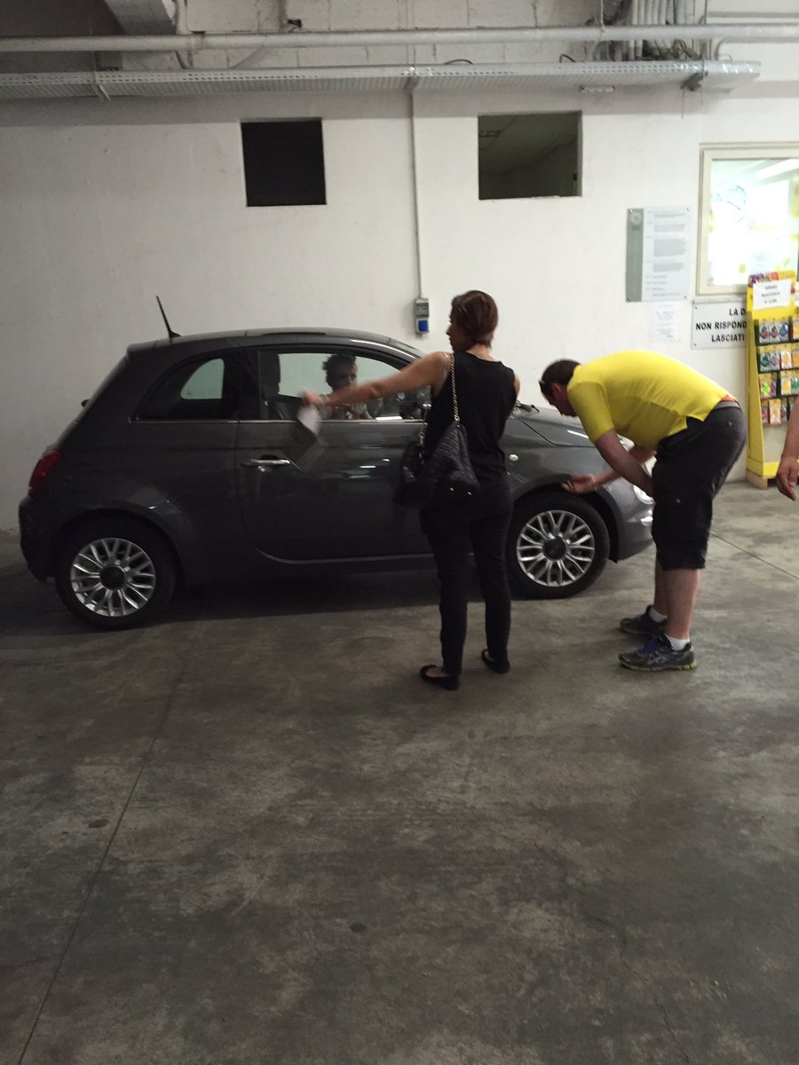 andegu's tweet image. Dopo 40' @SixtIT di Napoli Centrale si degna di ricevere i suoi clienti. Nessuna scusa x il ritardo.