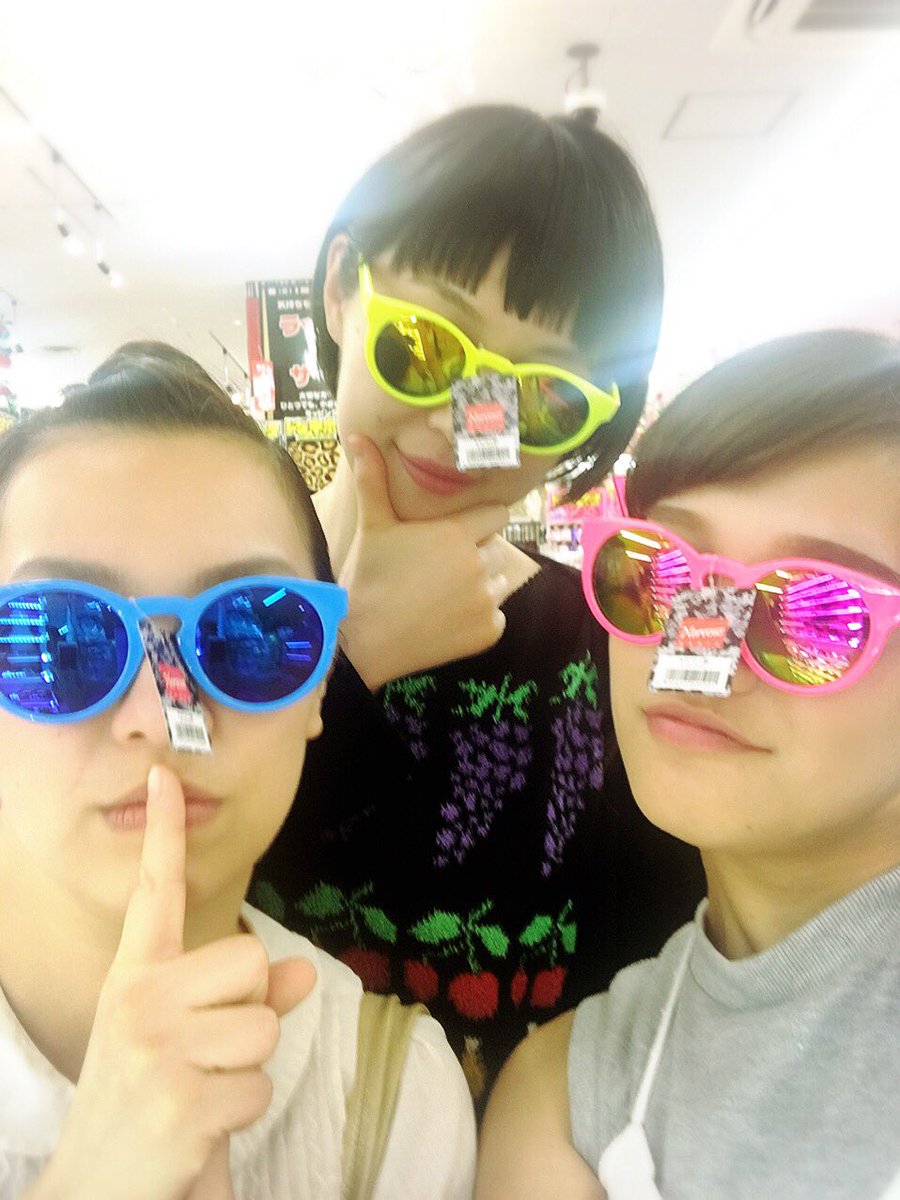 吉本新喜劇ィズ Ngk前にオープンした ドン キホーテに行ってきました お揃いのサングラス を探していたら 今別府兄さんと偶然出会ったのでそれぞれのサングラスを選んで頂きました ハートのに決定 新喜劇のパリピ ヨッチリのチリピ