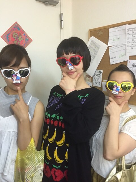 吉本新喜劇ィズ Ngk前にオープンした ドン キホーテに行ってきました お揃いのサングラス を探していたら 今別府兄さんと偶然出会ったのでそれぞれのサングラスを選んで頂きました ハートのに決定 新喜劇のパリピ ヨッチリのチリピ