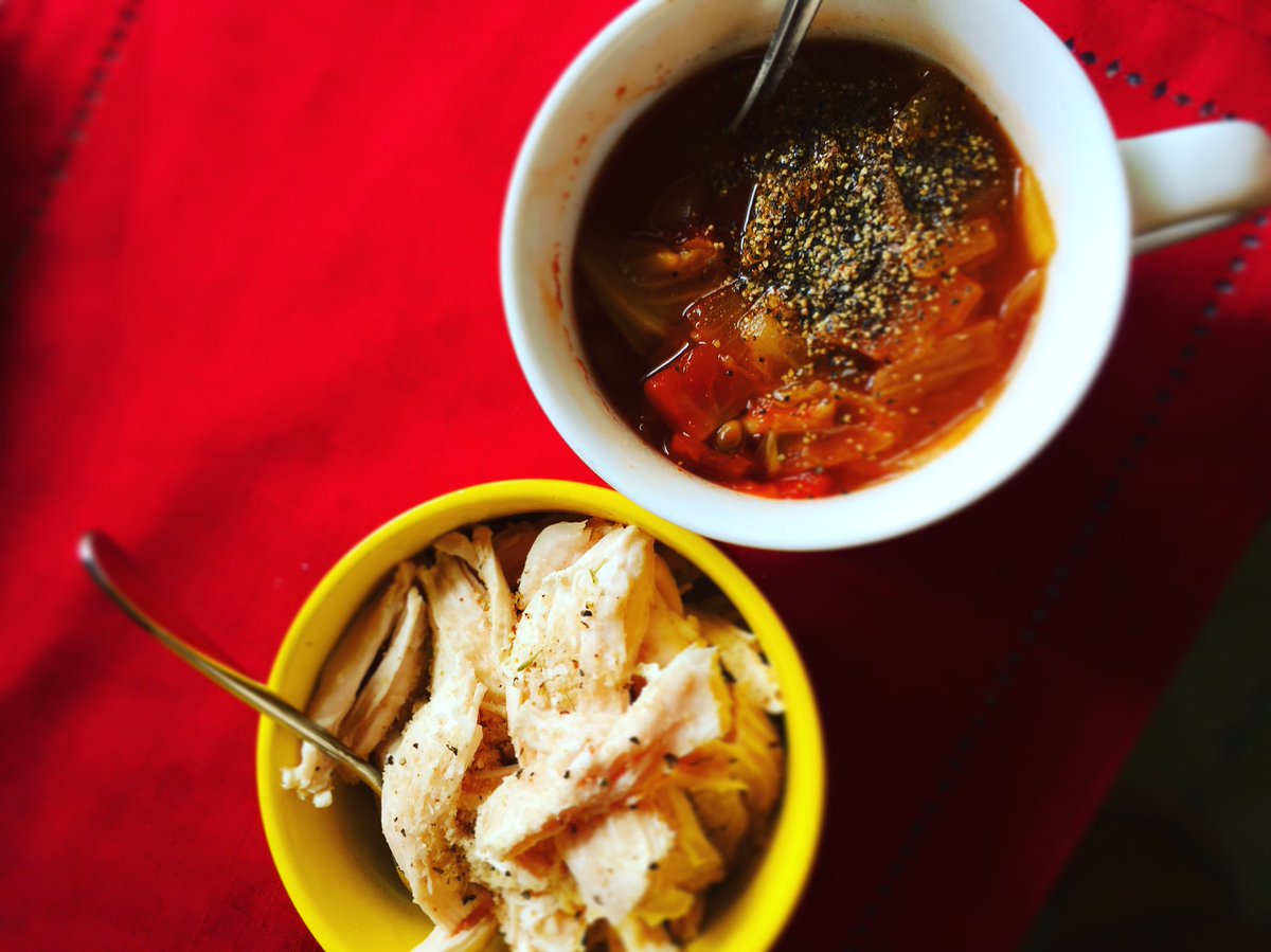 yoshimasa_naono's tweet photo. 毎日変わらず...
野菜スープには余計な調味料を使わず、黒胡椒はたっぷり。
#鶏胸肉 #茹で鶏 #野菜スープ #黒胡椒 #chickenbrest #vegetablesoup #blackpepper #bbj #ベストボディ https://t.co/nLG9NctzEi