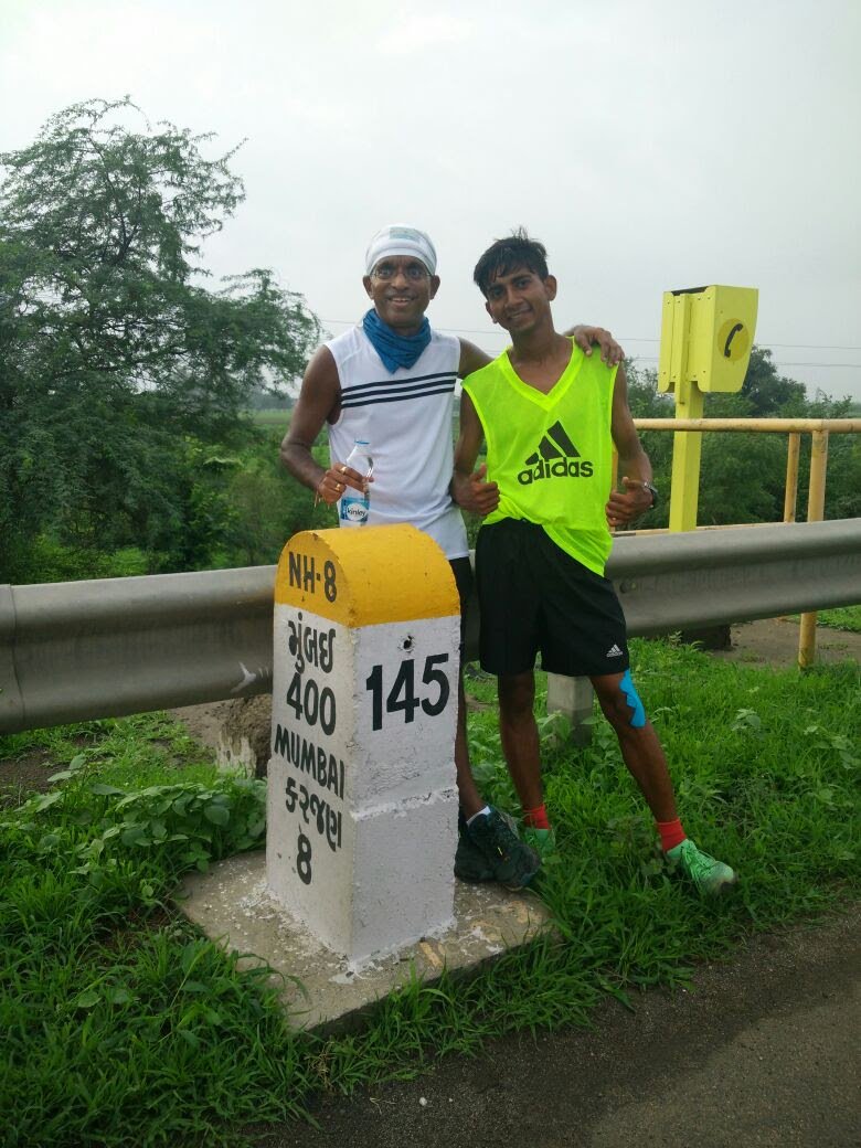 GreatIndiaRun's tweet photo. @kchauhan070 &amp; @DineshHeda on the road! 400km to Mumbai https://t.co/hKlpXU5etM #TGIR #TataSalt #NamakKeWaastey https://t.co/PmHV02MhGW