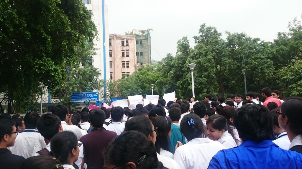 SekhriSiddharth's tweet photo. Protest at safdurjung hosp. #DUbletalks #ImwithIPU
#OurSeatsDUseeks @JPNadda https://t.co/KBtx0LKFKg