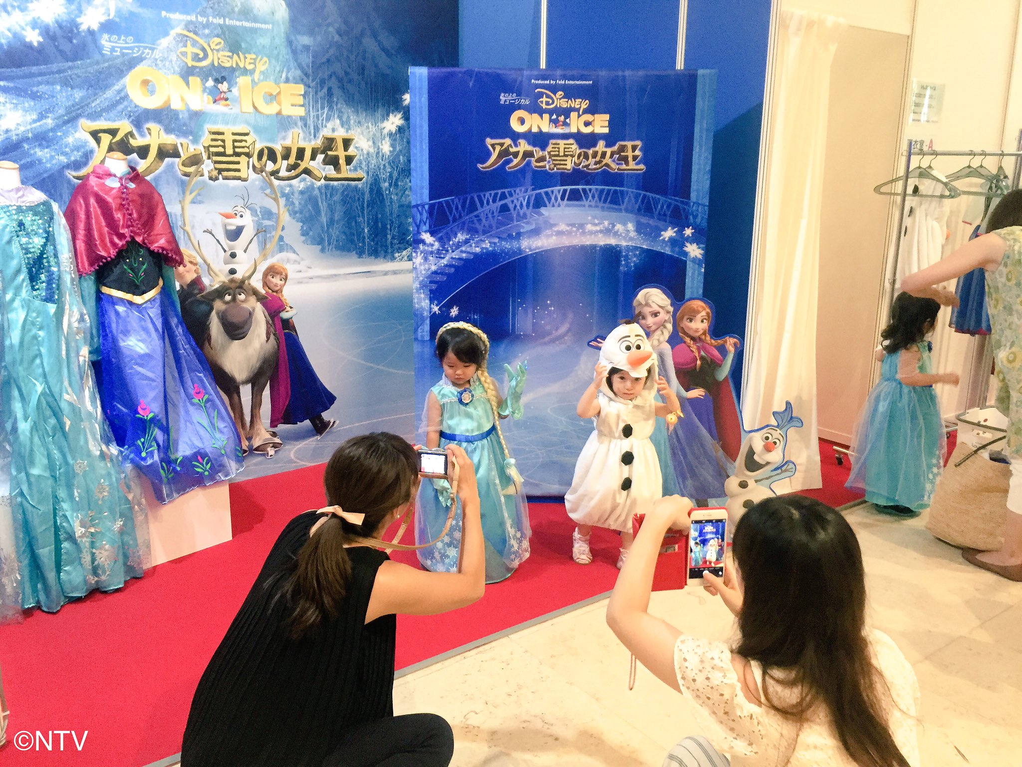Uzivatel 超 汐留パラダイス ぱらだいすたぁ Na Twitteru キミもアナ エルサ オラフに変身しよう 2fらんらん エリア ディズニー オン アイス アナと雪の女王 フォトスポットでは 衣装に着替えて写真が撮れるよ 好きなドレスを選んでね 汐パラ
