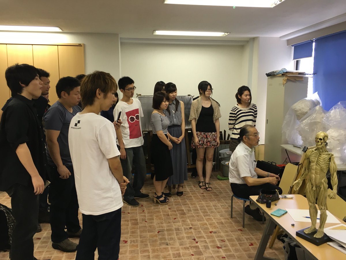 FDAgamecg's tweet photo. 彫刻家浦和先生、8年ぶりのデッサンに群がる学生たち（笑） https://t.co/7ns33tGKvj