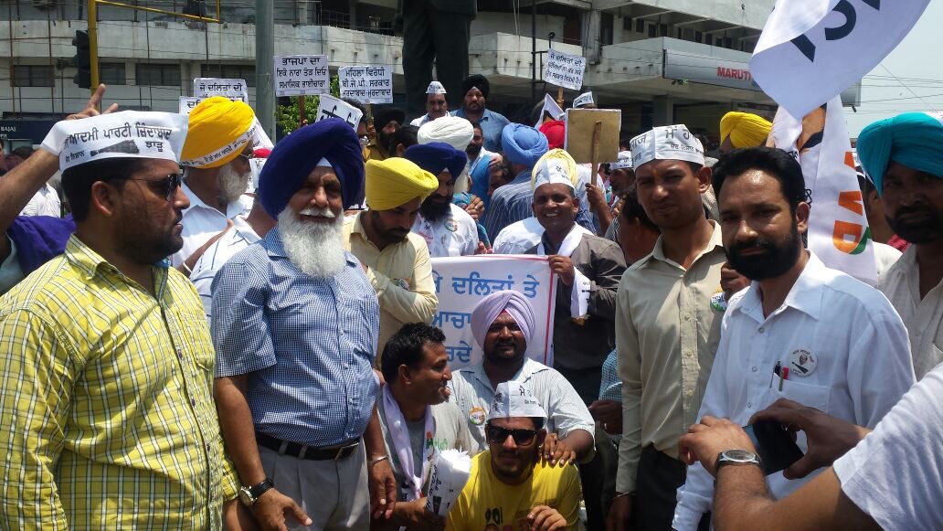ChakdeCanada's tweet photo. People demanding to put @bsmajithia in Jail as #MajithiaIsSmuggler and sells drugs. Its time to #KickNasha out https://t.co/ddsMs7ON1Q
