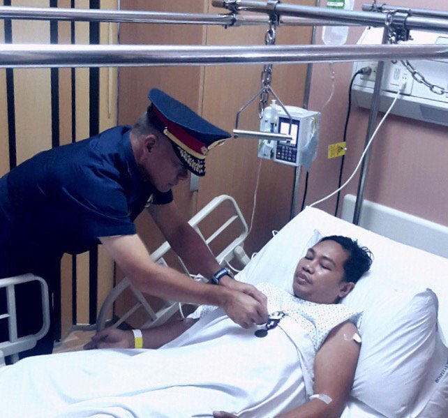 mikefrialde's tweet photo. PO2 Alvin Taduyo is awarded Medalya ng Sugatang Magiting by NCRPO director Albayalde at St Lukes BGC https://t.co/UYfJJC8aSA