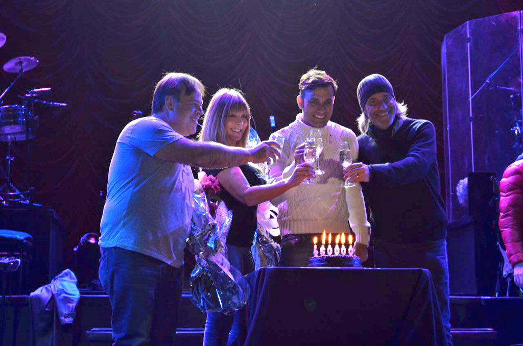 AleVeroutis's tweet photo. @martinbossi @Manuelwirzt @carna63 @DiegoDjeredjian @ary_canario festejaron en el @teatroastral 650000 espectadores https://t.co/LCDeR8gqPt