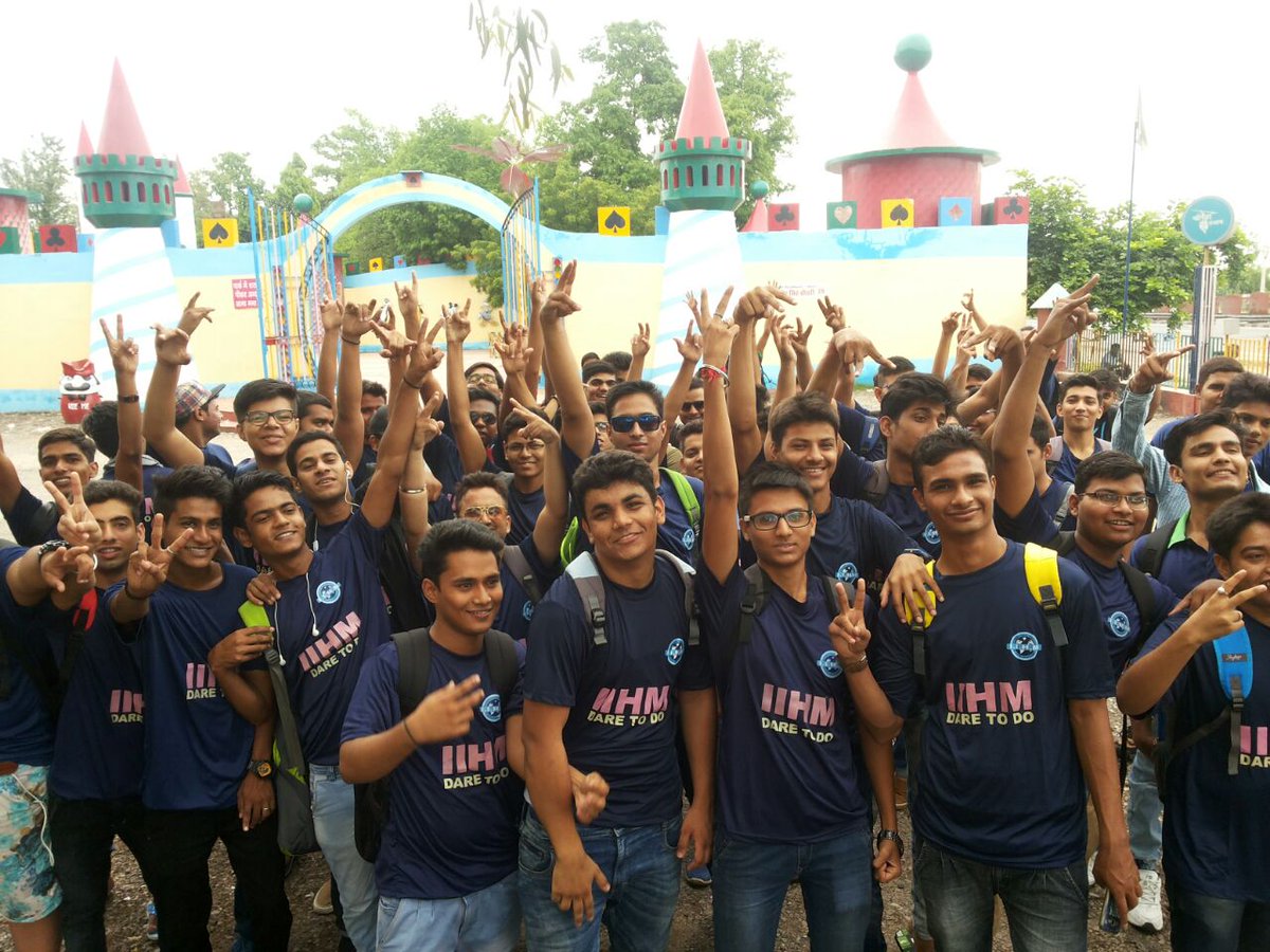 ajitfnb's tweet photo. #IIHM is not abt classroom only.1st year at #picnic #pinkpearl #waterpark #jaipur.
amazing #weather great #students https://t.co/gA3otoG1Um