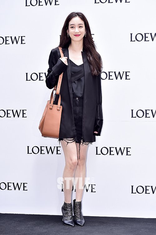 stnews_'s tweet photo. #로에베 #2016F/W #여성복 컬렉션을 선보이는 자리에서 #김효진 #설리 #정려원 등 가녀리고 유니크한 스타일 #패셔니스타 들이 모였네요! #처피뱅 도 완벽하게 소화한 설리가 유독 눈에 띄네요! https://t.co/4AOcqJxnGj