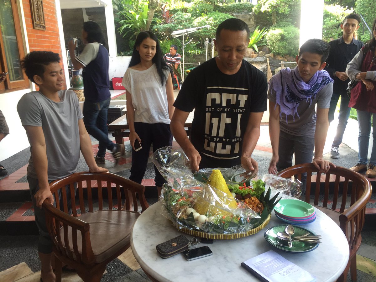 Bismillah..smoga lancar dan berkah.amin
Tumpengan dulu untuk memulai semua nyaa..
#RizkiRidhoShootingFTVBaru