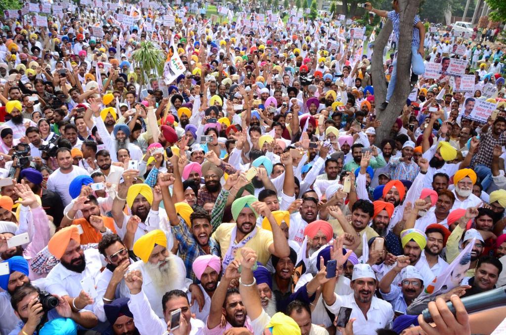AAPPunjab's tweet photo. #MajithiaIsSmuggler &amp; every punjabi knows it
We will not say it once but 1000 times

@bsmajithia belongs in jail https://t.co/X3iInyDmdO